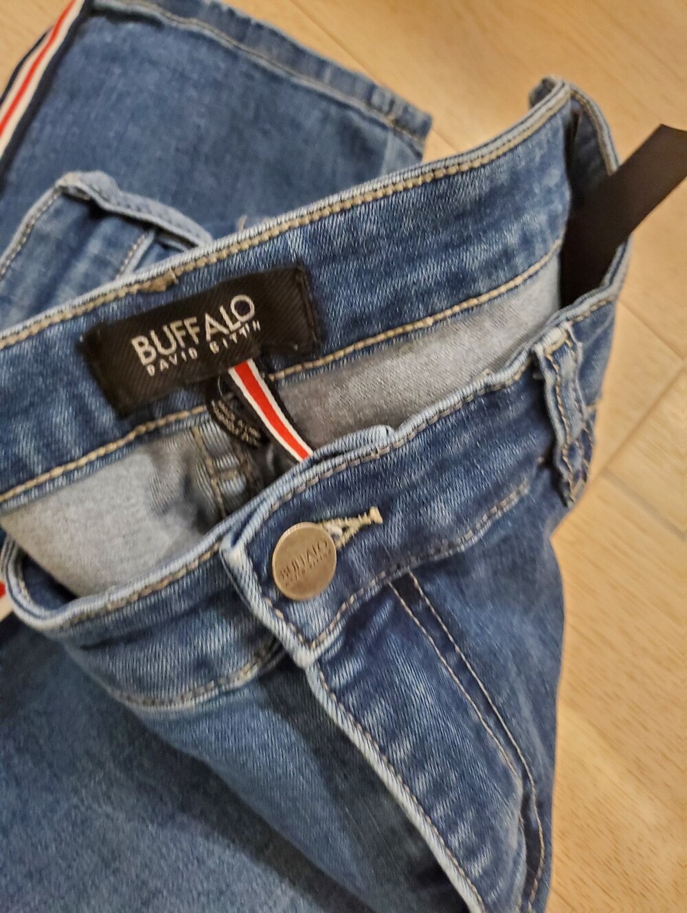 Buffalo David Bitton- cute stripe detail down side of legs skinnies, stretchy - Picture 2 of 5